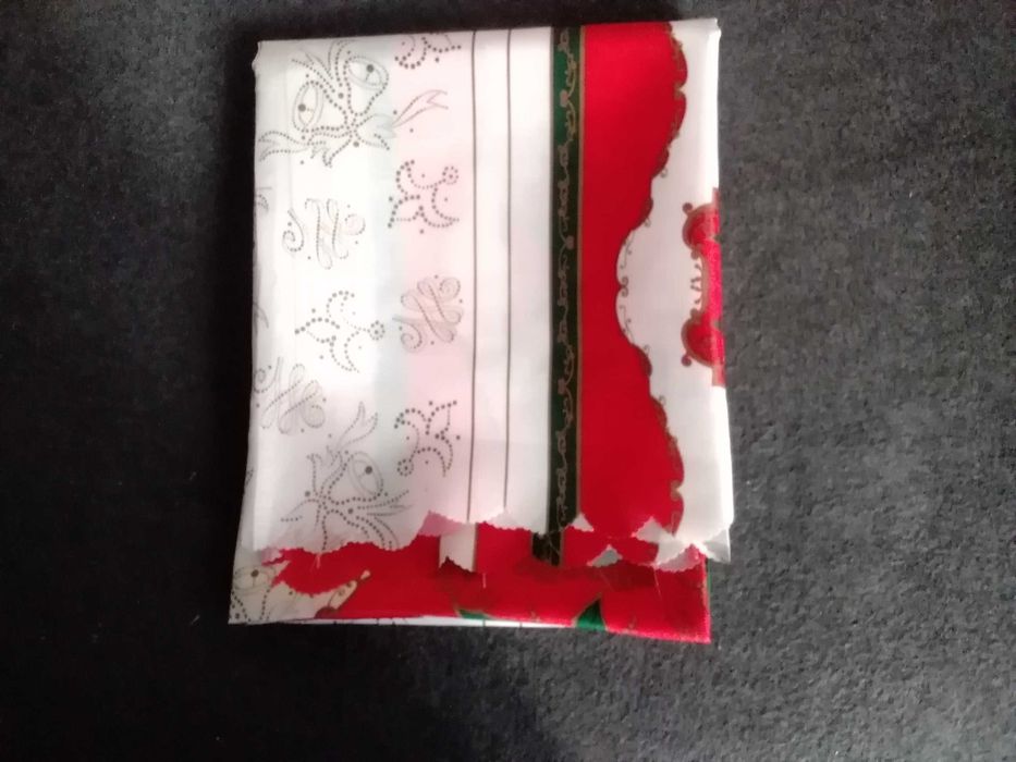 Obrus plamoodporny, wielobarwny.