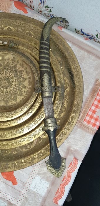 Marroquinaria já muito antiga . Pratos de cobre e facas marroquinas