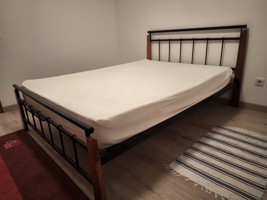 Cama de casal com estrado em metal com colchao