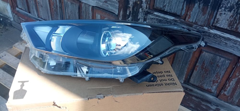 Toyota Yaris 4 IV reflektor lewy soczewka