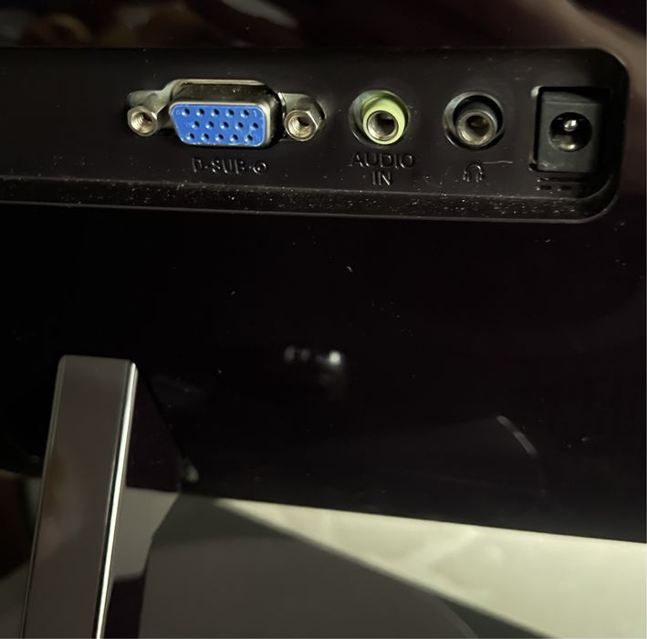 Компʼютер, монітор, клавіатура, колонки, камера, мишка