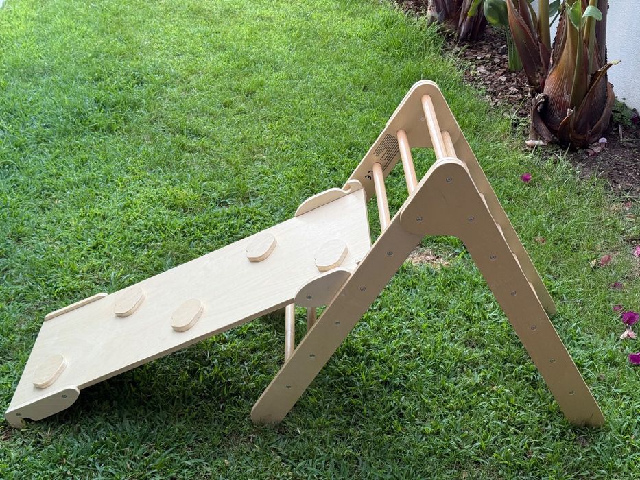 Escorrega infantil de madeira com parede escalada estilo Montessori