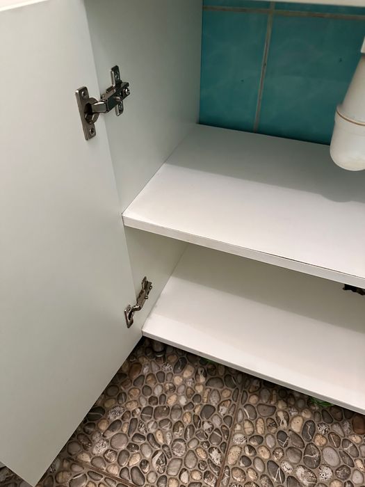 Раковина з тумбочкою у ванну