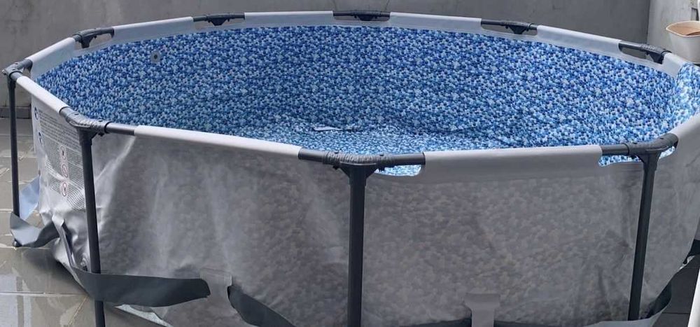 Piscina de superfície com bomba de agua