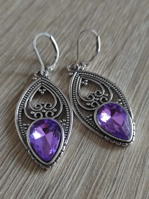 Śliczne kolczyki z fioletowym kamieniem