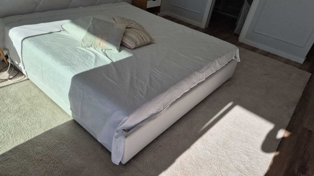 Cama king size 200x180 cm com cabeceira de 3 m – em ótimo estado.