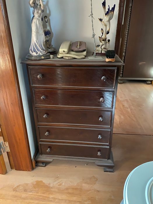 Cómoda em madeira maciça em excelente estado