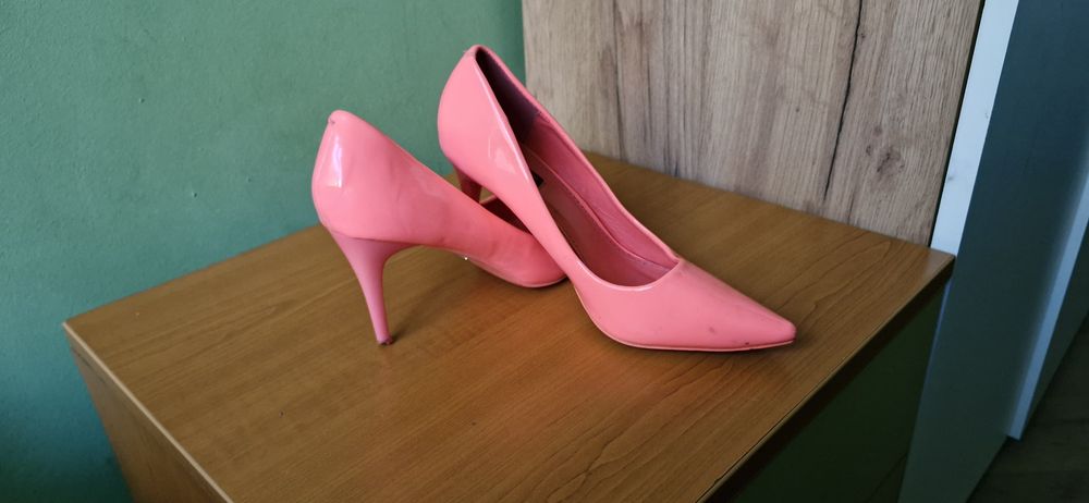 Buty na szpilce neonowy róż
