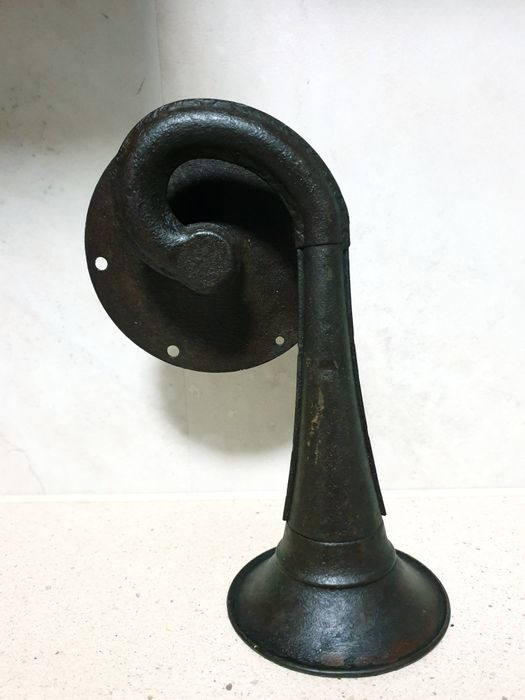 Antiga armação de buzina em ferro
