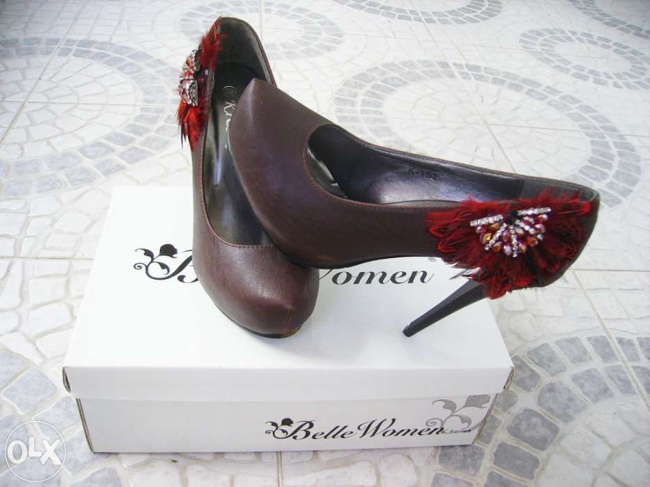 Sapatos castanhos com brilhantes - Novos!