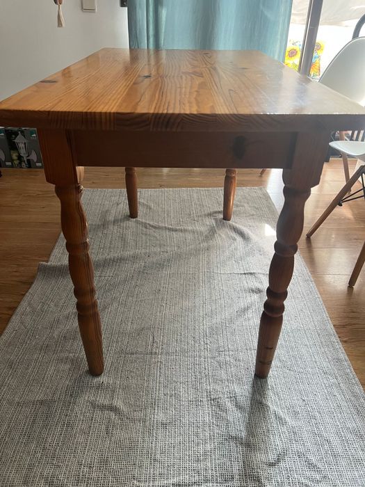 Vendo mesa de madeira,com 1 cadeira de plastico branco e pés de madei