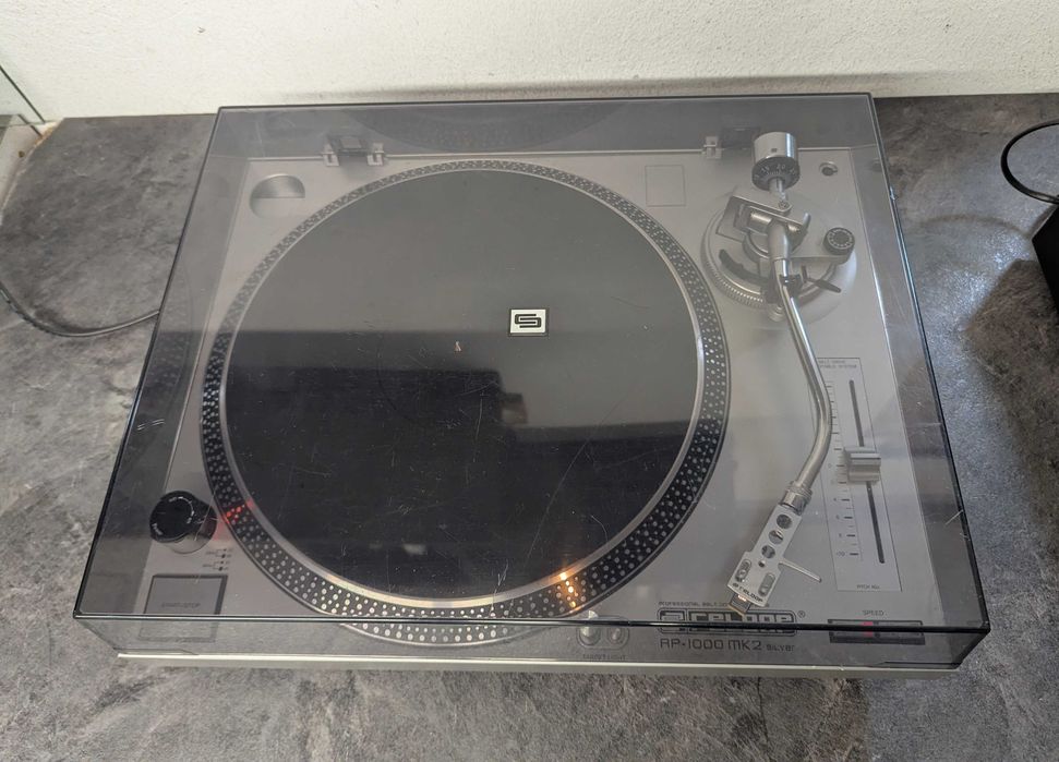 Програвач платівок Reloop RP-1000 MK2.