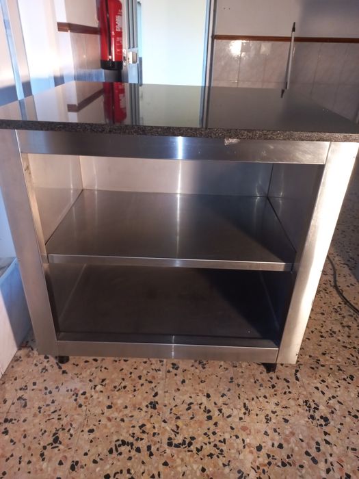 Bancada de inox com tampo de granito