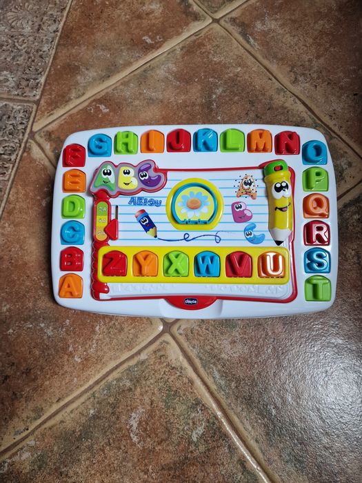 Mesa escolar aprende a ler