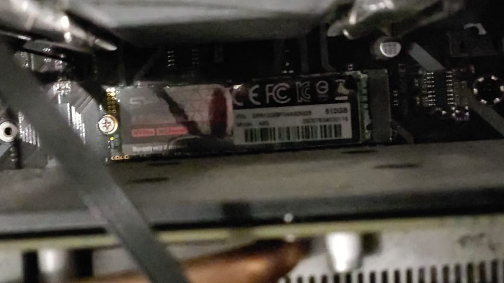 Komputer gamingowy + monitor + klawiatura