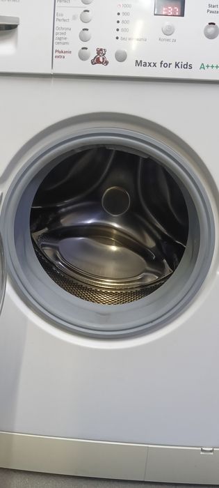 Пральна машина з баком на воду.