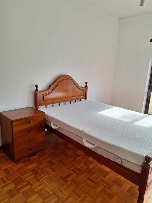 Cama e mesinha de cabeceira