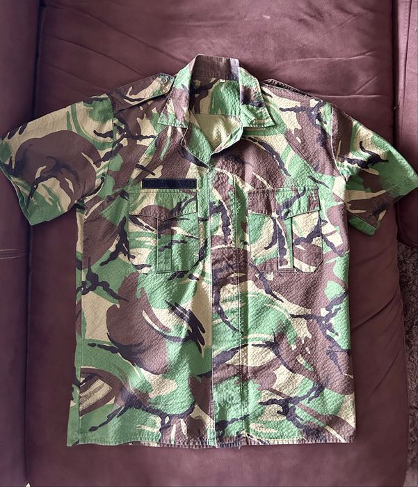 Fardas militares do Exército: 1 casaco; 1 calças; 2 camisas