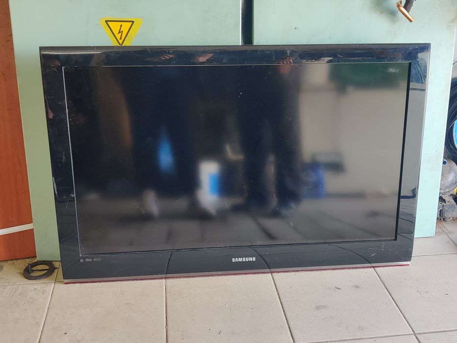 Рабочий TV с разбитой матрицей