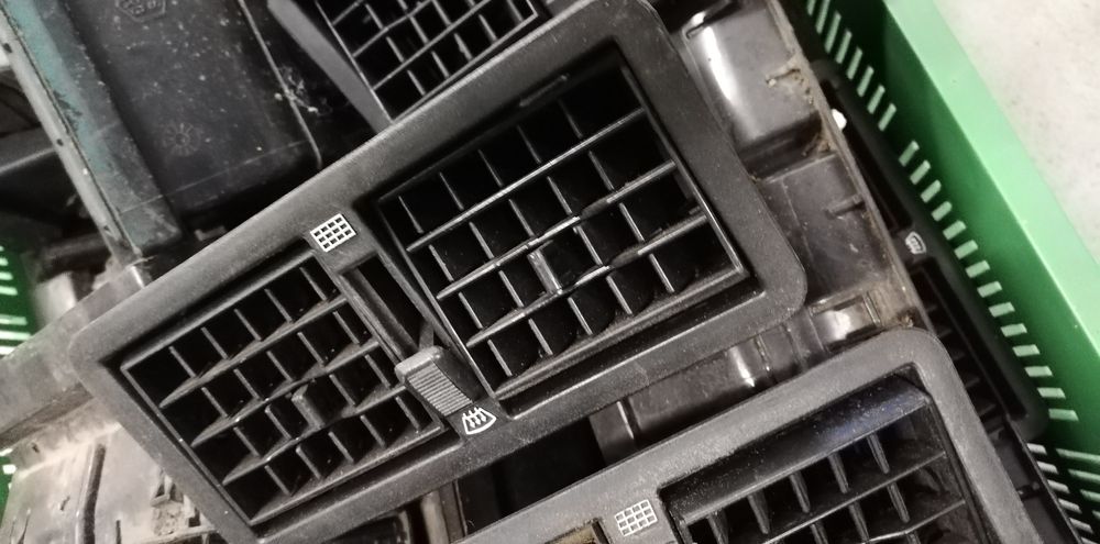 Fiat 126p kratka nawiewu deski rozdzielczej