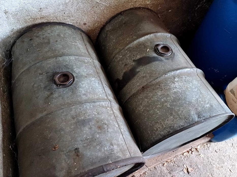 Stare beczki metalowe bardzo mocne