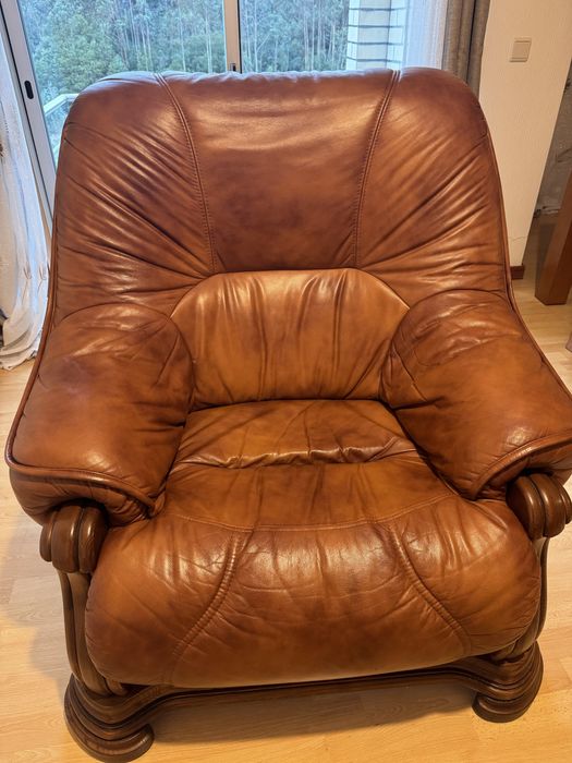 Conjunto de Sofa e Poltrona de Pele