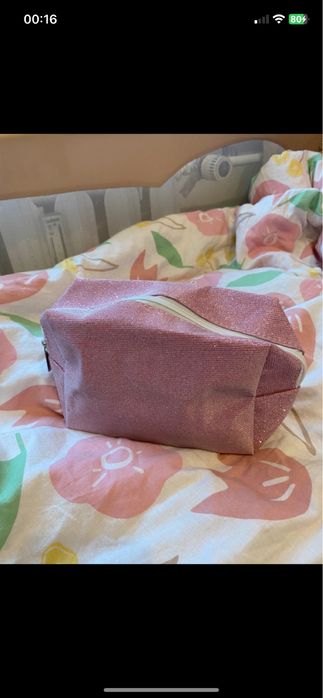 Nowa kosmetyczka różowa pudrowy róż brokatowa średniej wielkości