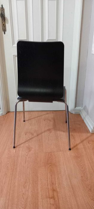 Mobília/ Cadeira preta com seminova
