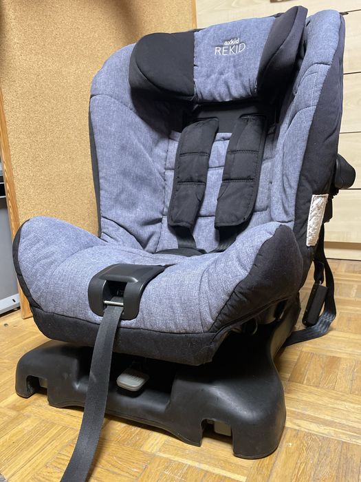 Fotelik AXKID Rekid RWF 9-25 tyłem do kierunku jazdy ISOFIX