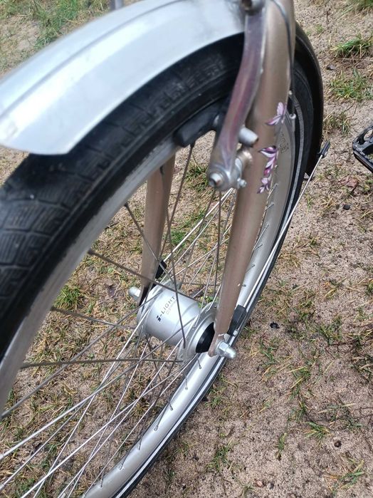 NIEMIECKI rower turystycznomiejski z biegami w piaście i PRĄDNICĄ