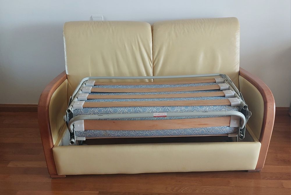 Sofá em pele com cama francesa excelente estado