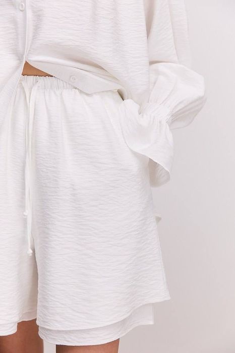 Продам костюм білий  з шортами