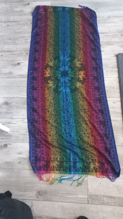 Piekny kolorowy szal słonie