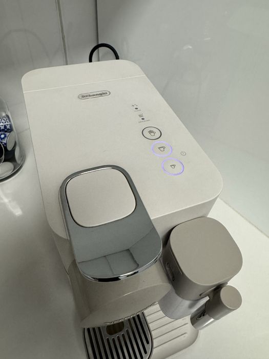 Máquina de Café DELONGHI Nespresso Lattissima One