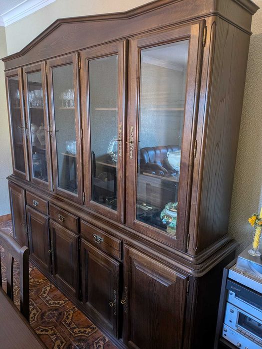 Conjunto Sala de Jantar em Madeira - Mesa + 6 Cadeiras + Móvel com Cristaleira + Sofá