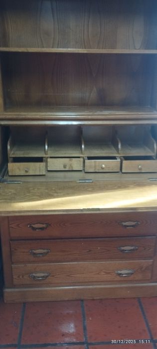 Duas secretárias e cómoda