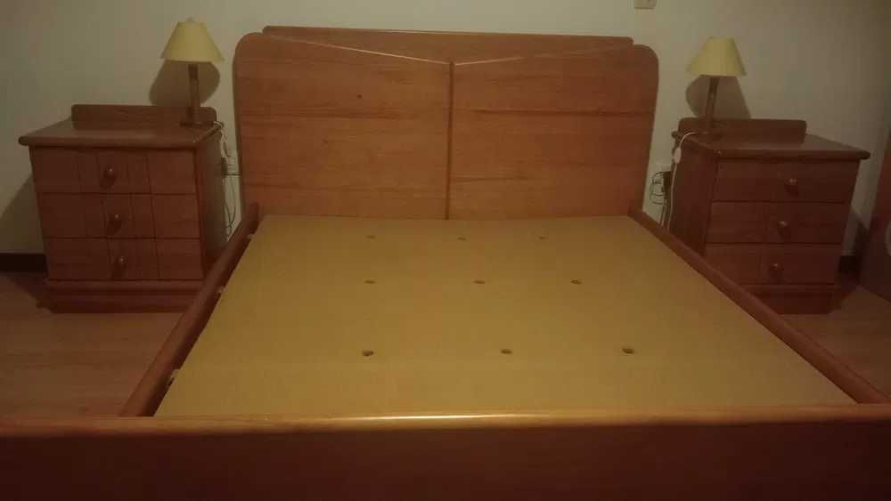 Cama de casal em madeira.