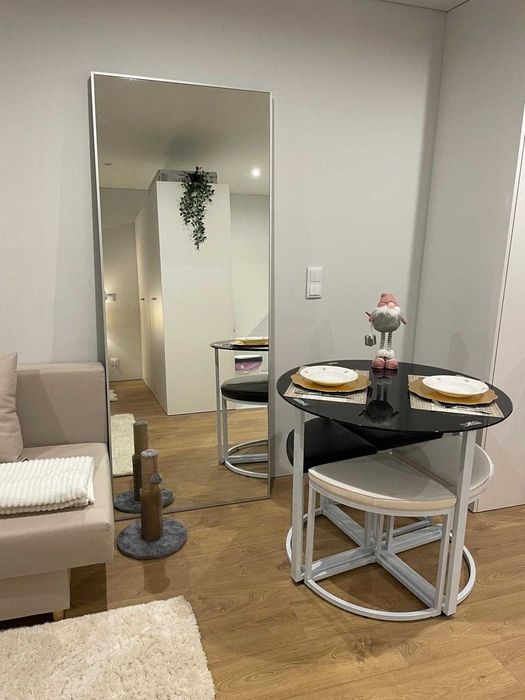 Conjunto de mesa de jantar preta + quatro bancos pretos/brancos