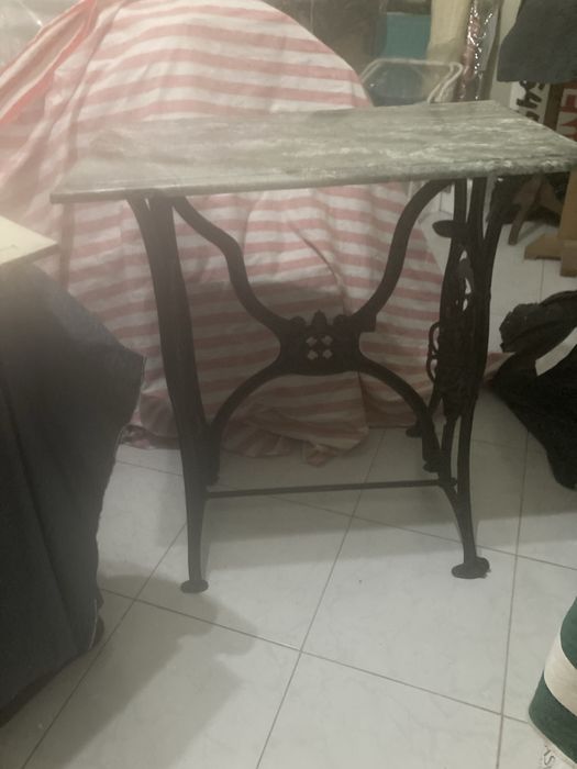 Mesa em mármore,  com estrutura de máquina de costura