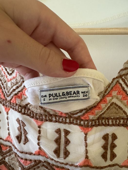 Siateczkowa sukienka Pull and Bear