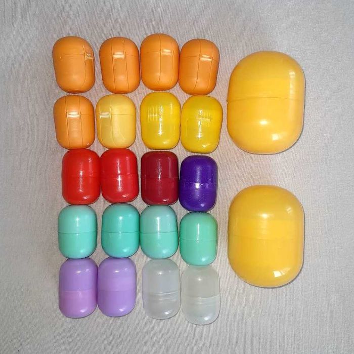 Комплект 20 капсул + 2 мега капсулы от Киндерсюрпризов + мячики