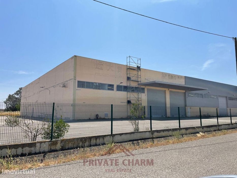 Armazém para arrendar no Porto Alto