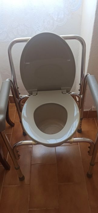 Cadeira sanitária regulável em altura – muito bom estado