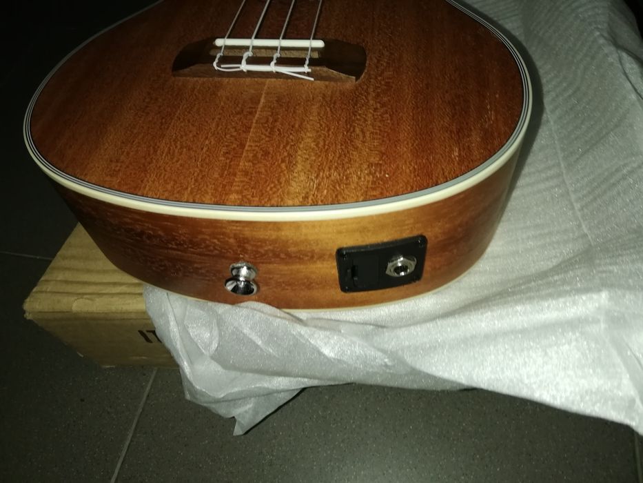 Ukulele concerto elétrico novo