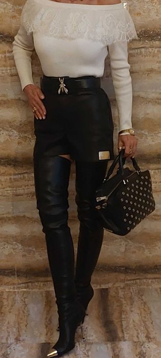 Elegancki sweterek z bardzo stylowymi drapowanymi rękawami
