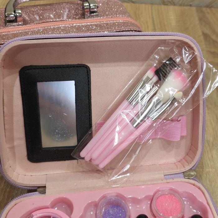 Набір дитячої косметики в чемодані для дівчаток