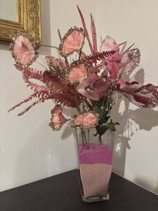 Jarra de vidro com flores artificiais e areia incluido