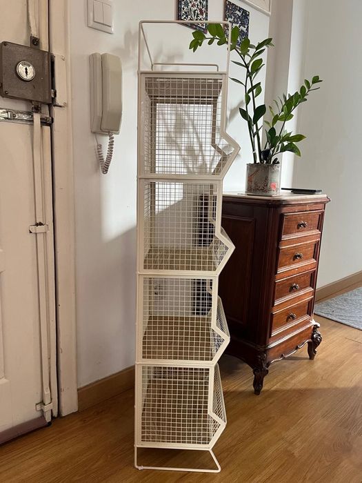 Móvel de arrumação com prateleiras