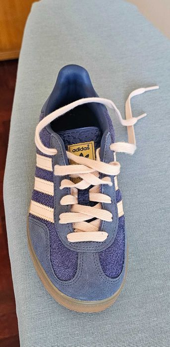 Tenis marca Adidas