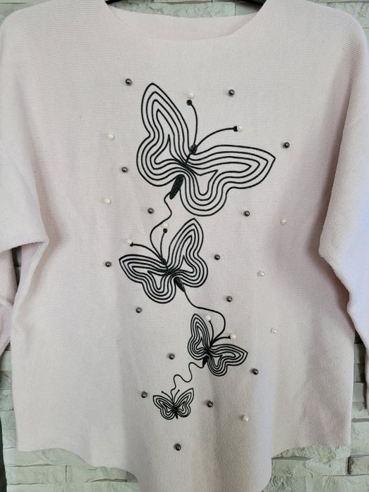 Lekki sweterek pudrowy róż w motyle z kryształkami w prążki L bawełna